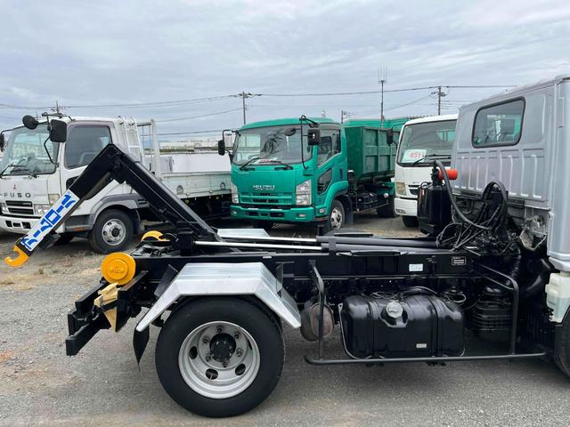 エルフトラック 3t積アームロール新明和Wシリンダー スムーサーAT 3t積み脱着装置付コンテナ専用車 車検R8年10月19日 スムーサーAT 新明和製アームロール CCA23ー11 ツインホイスト 車両総重量6065キロ(28枚目)