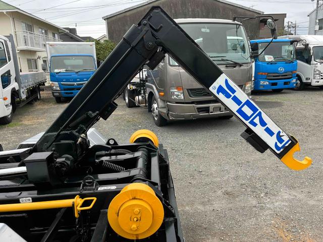 エルフトラック 3t積アームロール新明和Wシリンダー スムーサーAT 3t積み脱着装置付コンテナ専用車 車検R8年10月19日 スムーサーAT 新明和製アームロール CCA23ー11 ツインホイスト 車両総重量6065キロ(31枚目)