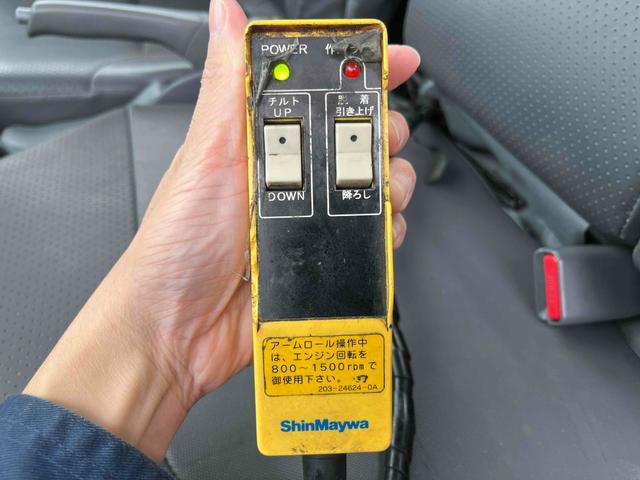 エルフトラック 3t積アームロール新明和Wシリンダー スムーサーAT 3t積み脱着装置付コンテナ専用車 車検R8年10月19日 スムーサーAT 新明和製アームロール CCA23ー11 ツインホイスト 車両総重量6065キロ(39枚目)