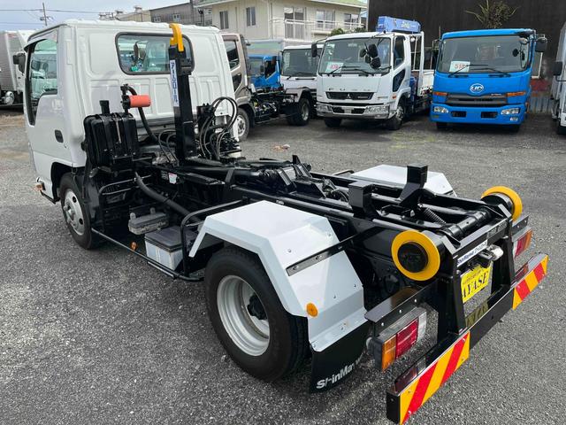エルフトラック 2t積アームロール 新明和Wシリンダー 6速MT 2t積み脱着装置付コンテナ専用車 3Lディーゼルターボ 6速MT 車検R8年7月13日 バックカメラ付 新明和製アームロール CCA23ー11 ツインホイスト 車両総重量4855キロ 5t限定免許対応(4枚目)