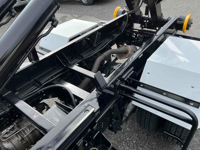 エルフトラック 2t積アームロール 新明和Wシリンダー 6速MT 2t積み脱着装置付コンテナ専用車 3Lディーゼルターボ 6速MT 車検R8年7月13日 バックカメラ付 新明和製アームロール CCA23ー11 ツインホイスト 車両総重量4855キロ 5t限定免許対応(10枚目)