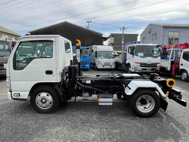 エルフトラック 2t積アームロール 新明和Wシリンダー 6速MT 2t積み脱着装置付コンテナ専用車 3Lディーゼルターボ 6速MT 車検R8年7月13日 バックカメラ付 新明和製アームロール CCA23ー11 ツインホイスト 車両総重量4855キロ 5t限定免許対応(21枚目)