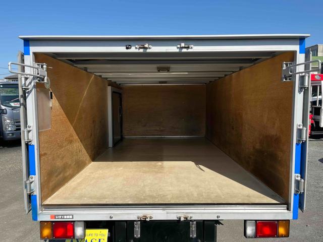 エルフトラック セミロング2t積アルミバン 全高205cm スムーサーAT 2t積アルミバン セミロング車 スムーサーAT 全高205cm クリーニング屋使用歴 リヤ観音開き 助手席側サイドドア付 荷台内寸長348幅179高111cm 車両総重量4765キロ 5t限定免許対応(6枚目)