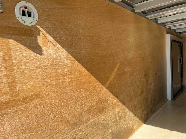 エルフトラック セミロング2t積アルミバン 全高205cm スムーサーAT 2t積アルミバン セミロング車 スムーサーAT 全高205cm クリーニング屋使用歴 リヤ観音開き 助手席側サイドドア付 荷台内寸長348幅179高111cm 車両総重量4765キロ 5t限定免許対応(8枚目)