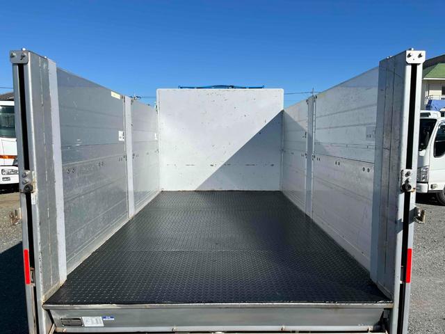 キャンター 垂直ゲート付２ｔ積み平アルミブロック　ガス屋仕様５方開アオリ　２ｔ積アルミブロック平ボディー　５速ＭＴ　上下前後分割５方開アオリ　中間支柱脱着可　荷台内寸長３１５幅１６８高１１１ｃｍ　新明和製垂直パワーゲート付　　タイヤ山８分　車両総重量５１１５キロ（5枚目）