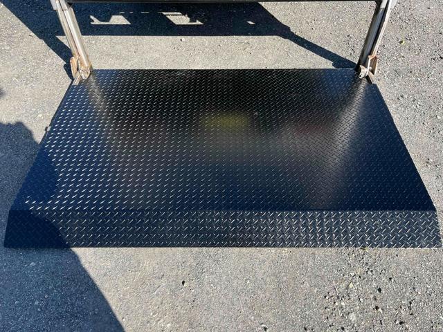 キャンター 垂直ゲート付２ｔ積み平アルミブロック　ガス屋仕様５方開アオリ　２ｔ積アルミブロック平ボディー　５速ＭＴ　上下前後分割５方開アオリ　中間支柱脱着可　荷台内寸長３１５幅１６８高１１１ｃｍ　新明和製垂直パワーゲート付　　タイヤ山８分　車両総重量５１１５キロ（13枚目）