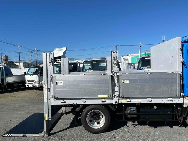 キャンター 垂直ゲート付２ｔ積み平アルミブロック　ガス屋仕様５方開アオリ　２ｔ積アルミブロック平ボディー　５速ＭＴ　上下前後分割５方開アオリ　中間支柱脱着可　荷台内寸長３１５幅１６８高１１１ｃｍ　新明和製垂直パワーゲート付　　タイヤ山８分　車両総重量５１１５キロ（29枚目）