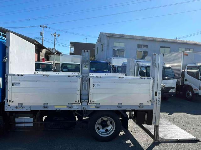 キャンター 垂直ゲート付２ｔ積み平アルミブロック　ガス屋仕様５方開アオリ　２ｔ積アルミブロック平ボディー　５速ＭＴ　上下前後分割５方開アオリ　中間支柱脱着可　荷台内寸長３１５幅１６８高１１１ｃｍ　新明和製垂直パワーゲート付　　タイヤ山８分　車両総重量５１１５キロ（30枚目）