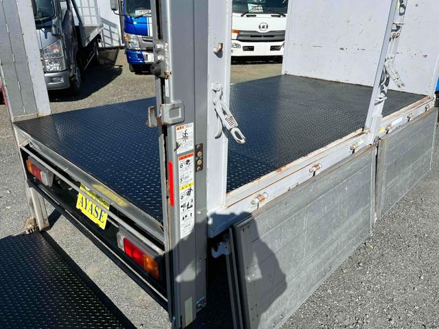キャンター 垂直ゲート付２ｔ積み平アルミブロック　ガス屋仕様５方開アオリ　２ｔ積アルミブロック平ボディー　５速ＭＴ　上下前後分割５方開アオリ　中間支柱脱着可　荷台内寸長３１５幅１６８高１１１ｃｍ　新明和製垂直パワーゲート付　　タイヤ山８分　車両総重量５１１５キロ（33枚目）