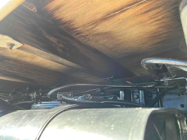 キャンター 垂直ゲート付２ｔ積み平アルミブロック　ガス屋仕様５方開アオリ　２ｔ積アルミブロック平ボディー　５速ＭＴ　上下前後分割５方開アオリ　中間支柱脱着可　荷台内寸長３１５幅１６８高１１１ｃｍ　新明和製垂直パワーゲート付　　タイヤ山８分　車両総重量５１１５キロ（37枚目）