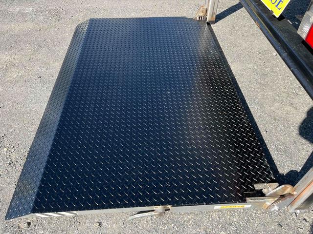 キャンター 垂直ゲート付２ｔ積み平アルミブロック　ガス屋仕様５方開アオリ　２ｔ積アルミブロック平ボディー　５速ＭＴ　上下前後分割５方開アオリ　中間支柱脱着可　荷台内寸長３１５幅１６８高１１１ｃｍ　新明和製垂直パワーゲート付　　タイヤ山８分　車両総重量５１１５キロ（39枚目）