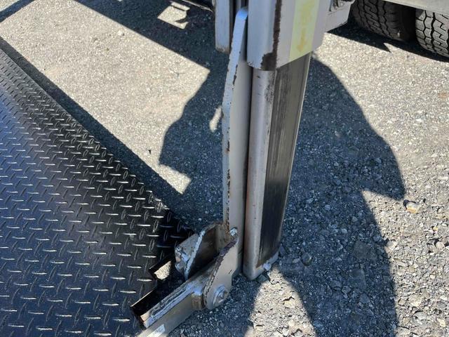 キャンター 垂直ゲート付２ｔ積み平アルミブロック　ガス屋仕様５方開アオリ　２ｔ積アルミブロック平ボディー　５速ＭＴ　上下前後分割５方開アオリ　中間支柱脱着可　荷台内寸長３１５幅１６８高１１１ｃｍ　新明和製垂直パワーゲート付　　タイヤ山８分　車両総重量５１１５キロ（41枚目）