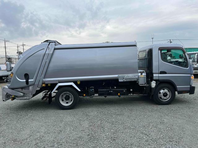 キャンター ２．６ｔ積プレス式パッカー車　新明和７．４立米　２．６ｔ積プレス式パッカー車　５速ＭＴ　ＥＴＣ　バックカメラ付　新明和製Ｇ－ＰＸ　タンク床面ステンレス　容積７．４立米　連続スイッチ　ステンレス汚水タンク　コンテナ反転装置付　車両総重量７９８５ｋｇ（3枚目）
