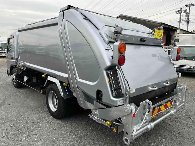 キャンター ２．６ｔ積プレス式パッカー車　新明和７．４立米　２．６ｔ積プレス式パッカー車　５速ＭＴ　ＥＴＣ　バックカメラ付　新明和製Ｇ－ＰＸ　タンク床面ステンレス　容積７．４立米　連続スイッチ　ステンレス汚水タンク　コンテナ反転装置付　車両総重量７９８５ｋｇ（4枚目）