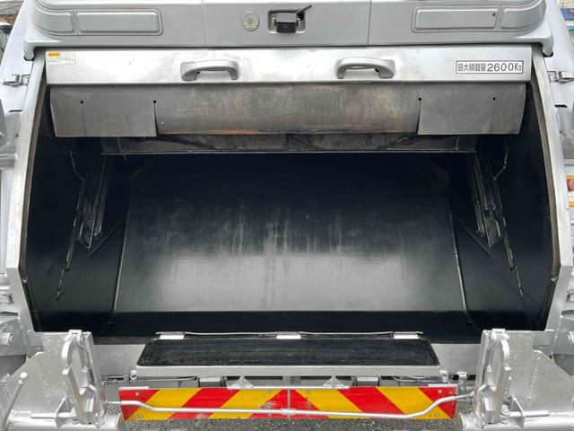 キャンター ２．６ｔ積プレス式パッカー車　新明和７．４立米　２．６ｔ積プレス式パッカー車　５速ＭＴ　ＥＴＣ　バックカメラ付　新明和製Ｇ－ＰＸ　タンク床面ステンレス　容積７．４立米　連続スイッチ　ステンレス汚水タンク　コンテナ反転装置付　車両総重量７９８５ｋｇ（5枚目）