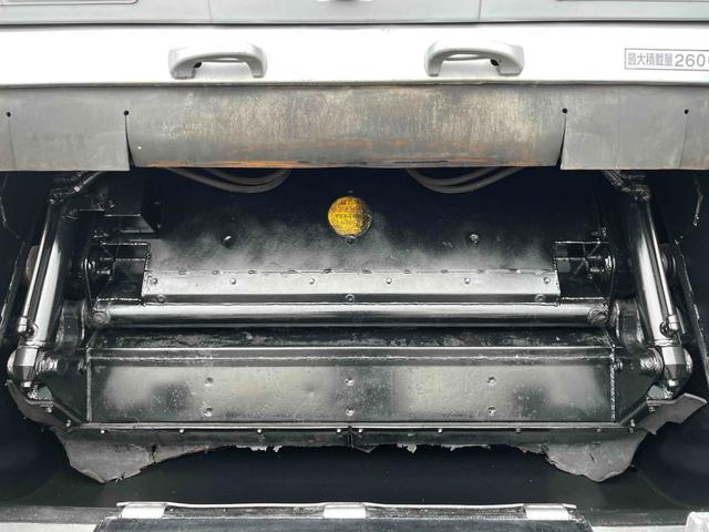 キャンター ２．６ｔ積プレス式パッカー車　新明和７．４立米　２．６ｔ積プレス式パッカー車　５速ＭＴ　ＥＴＣ　バックカメラ付　新明和製Ｇ－ＰＸ　タンク床面ステンレス　容積７．４立米　連続スイッチ　ステンレス汚水タンク　コンテナ反転装置付　車両総重量７９８５ｋｇ（6枚目）