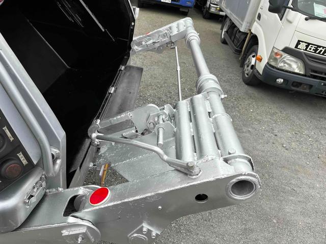 キャンター ２．６ｔ積プレス式パッカー車　新明和７．４立米　２．６ｔ積プレス式パッカー車　５速ＭＴ　ＥＴＣ　バックカメラ付　新明和製Ｇ－ＰＸ　タンク床面ステンレス　容積７．４立米　連続スイッチ　ステンレス汚水タンク　コンテナ反転装置付　車両総重量７９８５ｋｇ（7枚目）