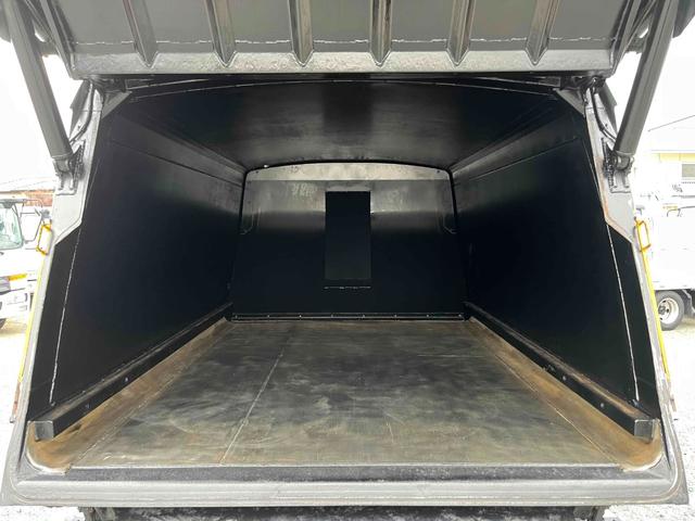 キャンター ２．６ｔ積プレス式パッカー車　新明和７．４立米　２．６ｔ積プレス式パッカー車　５速ＭＴ　ＥＴＣ　バックカメラ付　新明和製Ｇ－ＰＸ　タンク床面ステンレス　容積７．４立米　連続スイッチ　ステンレス汚水タンク　コンテナ反転装置付　車両総重量７９８５ｋｇ（8枚目）