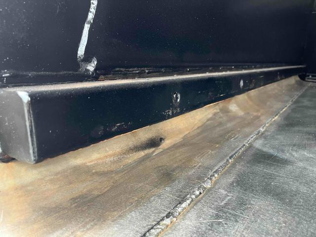 キャンター ２．６ｔ積プレス式パッカー車　新明和７．４立米　２．６ｔ積プレス式パッカー車　５速ＭＴ　ＥＴＣ　バックカメラ付　新明和製Ｇ－ＰＸ　タンク床面ステンレス　容積７．４立米　連続スイッチ　ステンレス汚水タンク　コンテナ反転装置付　車両総重量７９８５ｋｇ（10枚目）