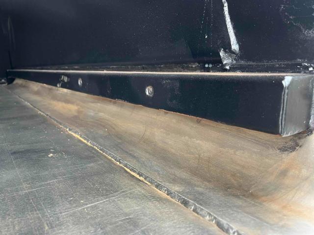 キャンター ２．６ｔ積プレス式パッカー車　新明和７．４立米　２．６ｔ積プレス式パッカー車　５速ＭＴ　ＥＴＣ　バックカメラ付　新明和製Ｇ－ＰＸ　タンク床面ステンレス　容積７．４立米　連続スイッチ　ステンレス汚水タンク　コンテナ反転装置付　車両総重量７９８５ｋｇ（11枚目）