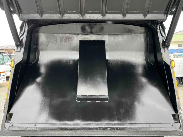 キャンター ２．６ｔ積プレス式パッカー車　新明和７．４立米　２．６ｔ積プレス式パッカー車　５速ＭＴ　ＥＴＣ　バックカメラ付　新明和製Ｇ－ＰＸ　タンク床面ステンレス　容積７．４立米　連続スイッチ　ステンレス汚水タンク　コンテナ反転装置付　車両総重量７９８５ｋｇ（12枚目）