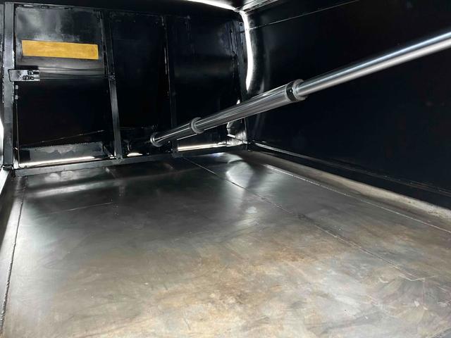 キャンター ２．６ｔ積プレス式パッカー車　新明和７．４立米　２．６ｔ積プレス式パッカー車　５速ＭＴ　ＥＴＣ　バックカメラ付　新明和製Ｇ－ＰＸ　タンク床面ステンレス　容積７．４立米　連続スイッチ　ステンレス汚水タンク　コンテナ反転装置付　車両総重量７９８５ｋｇ（13枚目）