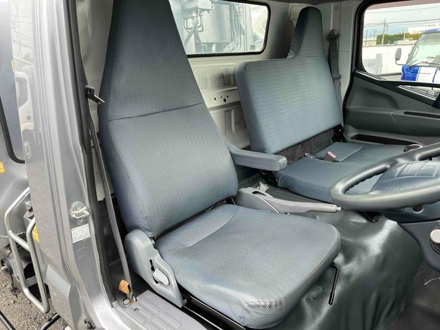 キャンター ２．６ｔ積プレス式パッカー車　新明和７．４立米　２．６ｔ積プレス式パッカー車　５速ＭＴ　ＥＴＣ　バックカメラ付　新明和製Ｇ－ＰＸ　タンク床面ステンレス　容積７．４立米　連続スイッチ　ステンレス汚水タンク　コンテナ反転装置付　車両総重量７９８５ｋｇ（15枚目）