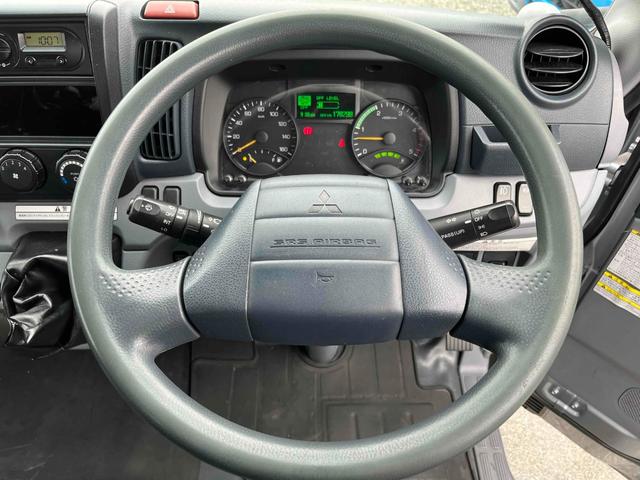 キャンター ２．６ｔ積プレス式パッカー車　新明和７．４立米　２．６ｔ積プレス式パッカー車　５速ＭＴ　ＥＴＣ　バックカメラ付　新明和製Ｇ－ＰＸ　タンク床面ステンレス　容積７．４立米　連続スイッチ　ステンレス汚水タンク　コンテナ反転装置付　車両総重量７９８５ｋｇ（16枚目）