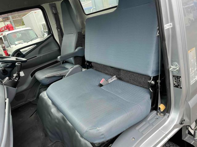 キャンター ２．６ｔ積プレス式パッカー車　新明和７．４立米　２．６ｔ積プレス式パッカー車　５速ＭＴ　ＥＴＣ　バックカメラ付　新明和製Ｇ－ＰＸ　タンク床面ステンレス　容積７．４立米　連続スイッチ　ステンレス汚水タンク　コンテナ反転装置付　車両総重量７９８５ｋｇ（17枚目）