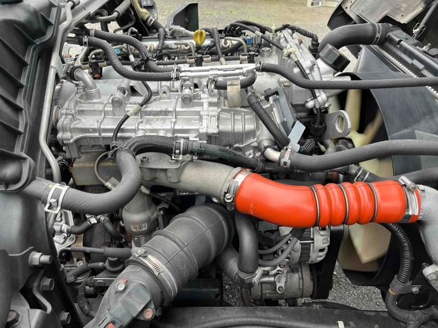 キャンター ２．６ｔ積プレス式パッカー車　新明和７．４立米　２．６ｔ積プレス式パッカー車　５速ＭＴ　ＥＴＣ　バックカメラ付　新明和製Ｇ－ＰＸ　タンク床面ステンレス　容積７．４立米　連続スイッチ　ステンレス汚水タンク　コンテナ反転装置付　車両総重量７９８５ｋｇ（18枚目）