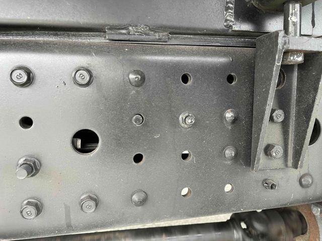 キャンター ２．６ｔ積プレス式パッカー車　新明和７．４立米　２．６ｔ積プレス式パッカー車　５速ＭＴ　ＥＴＣ　バックカメラ付　新明和製Ｇ－ＰＸ　タンク床面ステンレス　容積７．４立米　連続スイッチ　ステンレス汚水タンク　コンテナ反転装置付　車両総重量７９８５ｋｇ（20枚目）