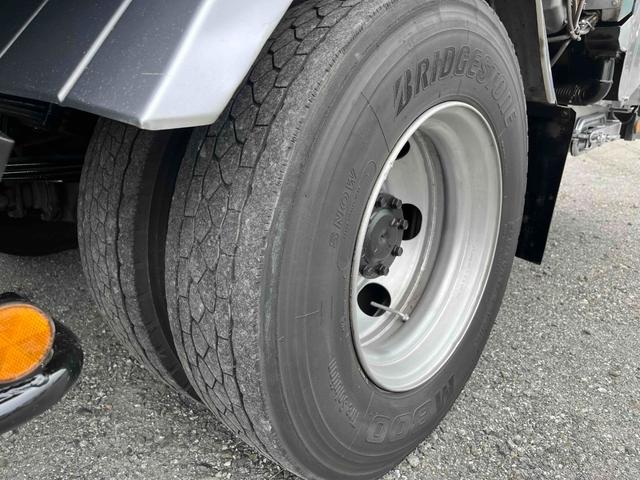 キャンター ２．６ｔ積プレス式パッカー車　新明和７．４立米　２．６ｔ積プレス式パッカー車　５速ＭＴ　ＥＴＣ　バックカメラ付　新明和製Ｇ－ＰＸ　タンク床面ステンレス　容積７．４立米　連続スイッチ　ステンレス汚水タンク　コンテナ反転装置付　車両総重量７９８５ｋｇ（21枚目）