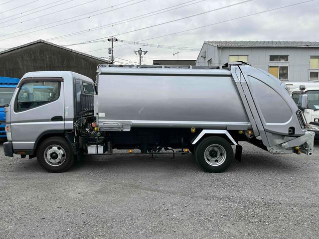 キャンター ２．６ｔ積プレス式パッカー車　新明和７．４立米　２．６ｔ積プレス式パッカー車　５速ＭＴ　ＥＴＣ　バックカメラ付　新明和製Ｇ－ＰＸ　タンク床面ステンレス　容積７．４立米　連続スイッチ　ステンレス汚水タンク　コンテナ反転装置付　車両総重量７９８５ｋｇ（23枚目）