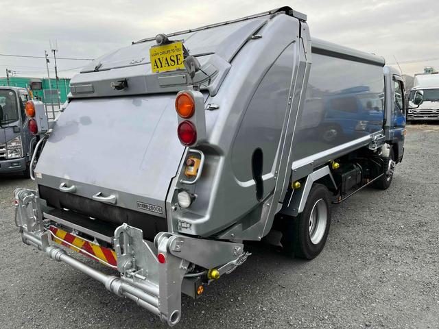 キャンター ２．６ｔ積プレス式パッカー車　新明和７．４立米　２．６ｔ積プレス式パッカー車　５速ＭＴ　ＥＴＣ　バックカメラ付　新明和製Ｇ－ＰＸ　タンク床面ステンレス　容積７．４立米　連続スイッチ　ステンレス汚水タンク　コンテナ反転装置付　車両総重量７９８５ｋｇ（24枚目）