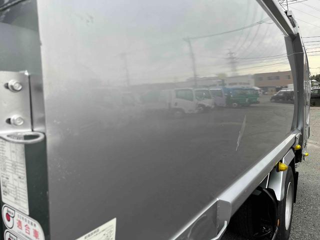 キャンター ２．６ｔ積プレス式パッカー車　新明和７．４立米　２．６ｔ積プレス式パッカー車　５速ＭＴ　ＥＴＣ　バックカメラ付　新明和製Ｇ－ＰＸ　タンク床面ステンレス　容積７．４立米　連続スイッチ　ステンレス汚水タンク　コンテナ反転装置付　車両総重量７９８５ｋｇ（28枚目）