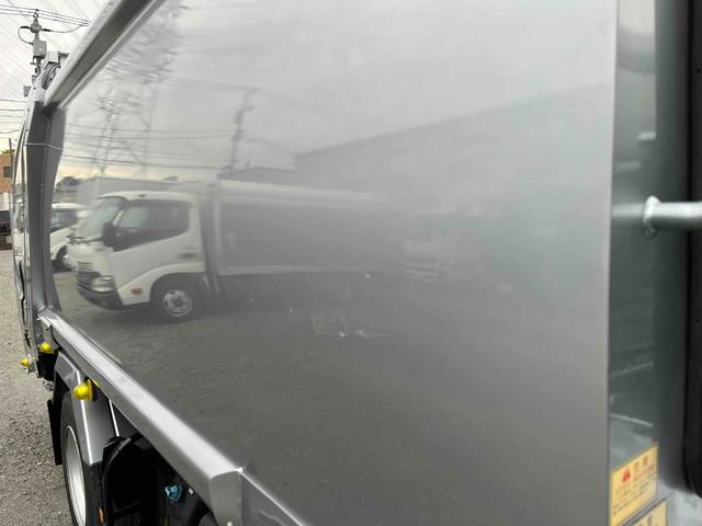キャンター ２．６ｔ積プレス式パッカー車　新明和７．４立米　２．６ｔ積プレス式パッカー車　５速ＭＴ　ＥＴＣ　バックカメラ付　新明和製Ｇ－ＰＸ　タンク床面ステンレス　容積７．４立米　連続スイッチ　ステンレス汚水タンク　コンテナ反転装置付　車両総重量７９８５ｋｇ（29枚目）