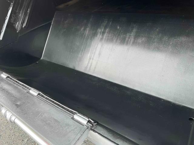 キャンター ２．６ｔ積プレス式パッカー車　新明和７．４立米　２．６ｔ積プレス式パッカー車　５速ＭＴ　ＥＴＣ　バックカメラ付　新明和製Ｇ－ＰＸ　タンク床面ステンレス　容積７．４立米　連続スイッチ　ステンレス汚水タンク　コンテナ反転装置付　車両総重量７９８５ｋｇ（30枚目）