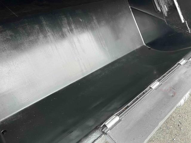 キャンター ２．６ｔ積プレス式パッカー車　新明和７．４立米　２．６ｔ積プレス式パッカー車　５速ＭＴ　ＥＴＣ　バックカメラ付　新明和製Ｇ－ＰＸ　タンク床面ステンレス　容積７．４立米　連続スイッチ　ステンレス汚水タンク　コンテナ反転装置付　車両総重量７９８５ｋｇ（31枚目）