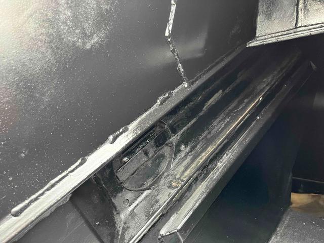 キャンター ２．６ｔ積プレス式パッカー車　新明和７．４立米　２．６ｔ積プレス式パッカー車　５速ＭＴ　ＥＴＣ　バックカメラ付　新明和製Ｇ－ＰＸ　タンク床面ステンレス　容積７．４立米　連続スイッチ　ステンレス汚水タンク　コンテナ反転装置付　車両総重量７９８５ｋｇ（32枚目）