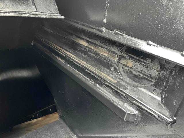 キャンター ２．６ｔ積プレス式パッカー車　新明和７．４立米　２．６ｔ積プレス式パッカー車　５速ＭＴ　ＥＴＣ　バックカメラ付　新明和製Ｇ－ＰＸ　タンク床面ステンレス　容積７．４立米　連続スイッチ　ステンレス汚水タンク　コンテナ反転装置付　車両総重量７９８５ｋｇ（33枚目）