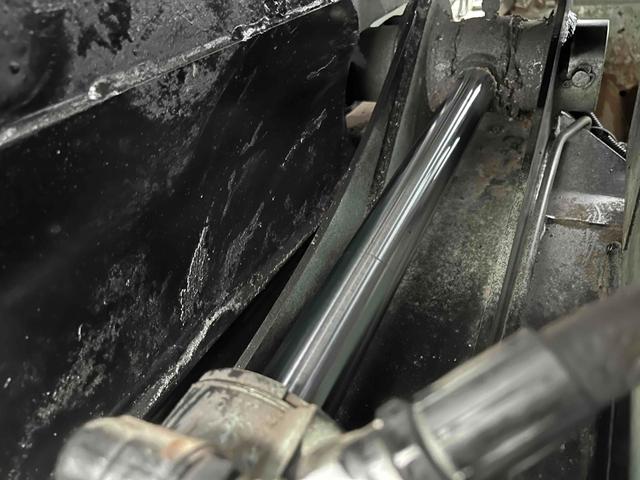 キャンター ２．６ｔ積プレス式パッカー車　新明和７．４立米　２．６ｔ積プレス式パッカー車　５速ＭＴ　ＥＴＣ　バックカメラ付　新明和製Ｇ－ＰＸ　タンク床面ステンレス　容積７．４立米　連続スイッチ　ステンレス汚水タンク　コンテナ反転装置付　車両総重量７９８５ｋｇ（34枚目）