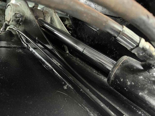 キャンター ２．６ｔ積プレス式パッカー車　新明和７．４立米　２．６ｔ積プレス式パッカー車　５速ＭＴ　ＥＴＣ　バックカメラ付　新明和製Ｇ－ＰＸ　タンク床面ステンレス　容積７．４立米　連続スイッチ　ステンレス汚水タンク　コンテナ反転装置付　車両総重量７９８５ｋｇ（35枚目）