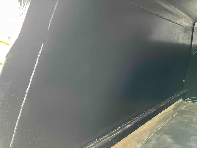 キャンター ２．６ｔ積プレス式パッカー車　新明和７．４立米　２．６ｔ積プレス式パッカー車　５速ＭＴ　ＥＴＣ　バックカメラ付　新明和製Ｇ－ＰＸ　タンク床面ステンレス　容積７．４立米　連続スイッチ　ステンレス汚水タンク　コンテナ反転装置付　車両総重量７９８５ｋｇ（36枚目）