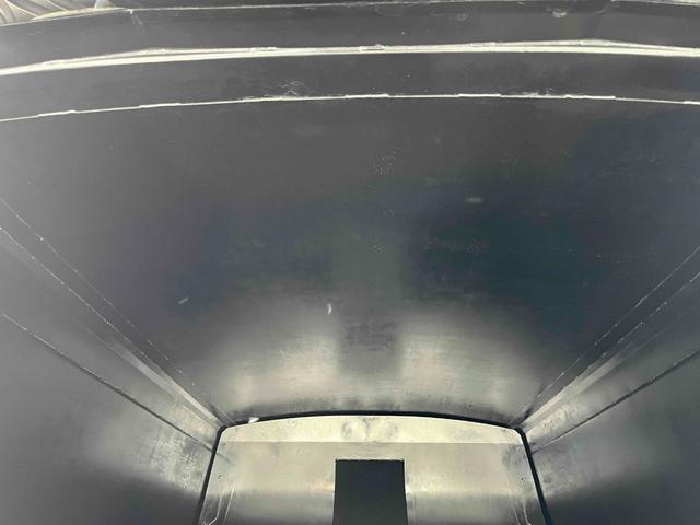 キャンター ２．６ｔ積プレス式パッカー車　新明和７．４立米　２．６ｔ積プレス式パッカー車　５速ＭＴ　ＥＴＣ　バックカメラ付　新明和製Ｇ－ＰＸ　タンク床面ステンレス　容積７．４立米　連続スイッチ　ステンレス汚水タンク　コンテナ反転装置付　車両総重量７９８５ｋｇ（38枚目）