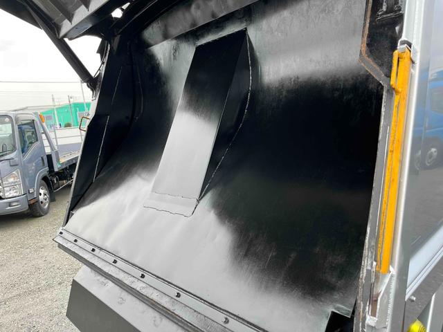 キャンター ２．６ｔ積プレス式パッカー車　新明和７．４立米　２．６ｔ積プレス式パッカー車　５速ＭＴ　ＥＴＣ　バックカメラ付　新明和製Ｇ－ＰＸ　タンク床面ステンレス　容積７．４立米　連続スイッチ　ステンレス汚水タンク　コンテナ反転装置付　車両総重量７９８５ｋｇ（39枚目）