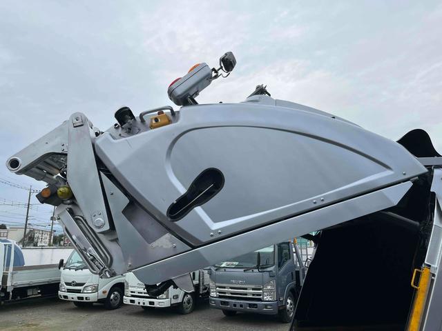 キャンター ２．６ｔ積プレス式パッカー車　新明和７．４立米　２．６ｔ積プレス式パッカー車　５速ＭＴ　ＥＴＣ　バックカメラ付　新明和製Ｇ－ＰＸ　タンク床面ステンレス　容積７．４立米　連続スイッチ　ステンレス汚水タンク　コンテナ反転装置付　車両総重量７９８５ｋｇ（41枚目）