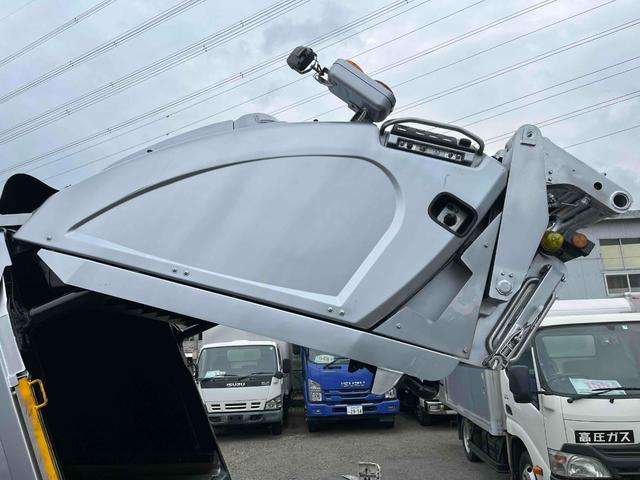 キャンター ２．６ｔ積プレス式パッカー車　新明和７．４立米　２．６ｔ積プレス式パッカー車　５速ＭＴ　ＥＴＣ　バックカメラ付　新明和製Ｇ－ＰＸ　タンク床面ステンレス　容積７．４立米　連続スイッチ　ステンレス汚水タンク　コンテナ反転装置付　車両総重量７９８５ｋｇ（42枚目）