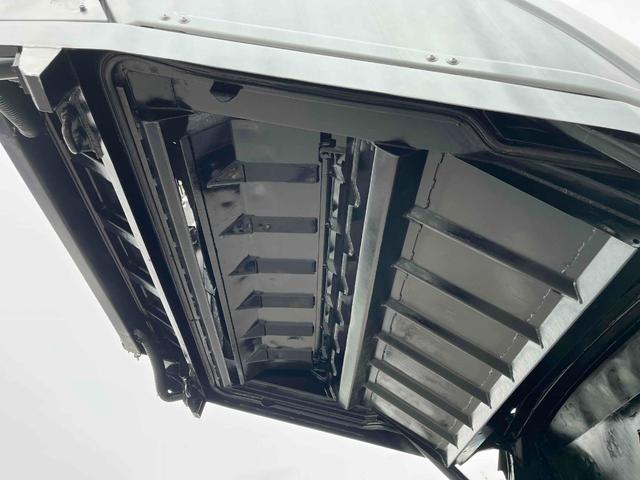 キャンター ２．６ｔ積プレス式パッカー車　新明和７．４立米　２．６ｔ積プレス式パッカー車　５速ＭＴ　ＥＴＣ　バックカメラ付　新明和製Ｇ－ＰＸ　タンク床面ステンレス　容積７．４立米　連続スイッチ　ステンレス汚水タンク　コンテナ反転装置付　車両総重量７９８５ｋｇ（43枚目）