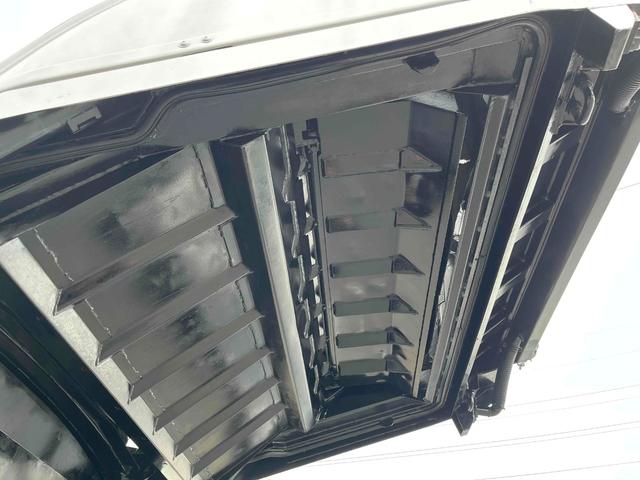 キャンター ２．６ｔ積プレス式パッカー車　新明和７．４立米　２．６ｔ積プレス式パッカー車　５速ＭＴ　ＥＴＣ　バックカメラ付　新明和製Ｇ－ＰＸ　タンク床面ステンレス　容積７．４立米　連続スイッチ　ステンレス汚水タンク　コンテナ反転装置付　車両総重量７９８５ｋｇ（44枚目）