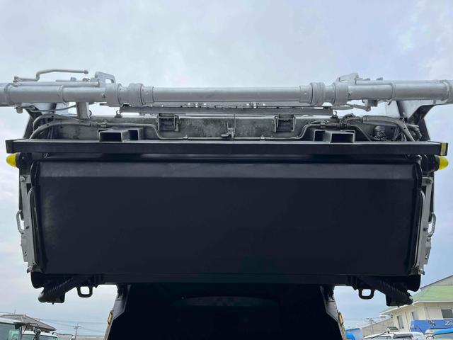 キャンター ２．６ｔ積プレス式パッカー車　新明和７．４立米　２．６ｔ積プレス式パッカー車　５速ＭＴ　ＥＴＣ　バックカメラ付　新明和製Ｇ－ＰＸ　タンク床面ステンレス　容積７．４立米　連続スイッチ　ステンレス汚水タンク　コンテナ反転装置付　車両総重量７９８５ｋｇ（45枚目）